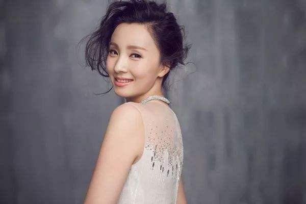 吃瓜娱乐圈陶虹,娱乐圈的瓜田瓜语，揭秘明星背后的故事